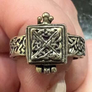 Rare Borgia ring with top square locket or secret compartment size 6.5